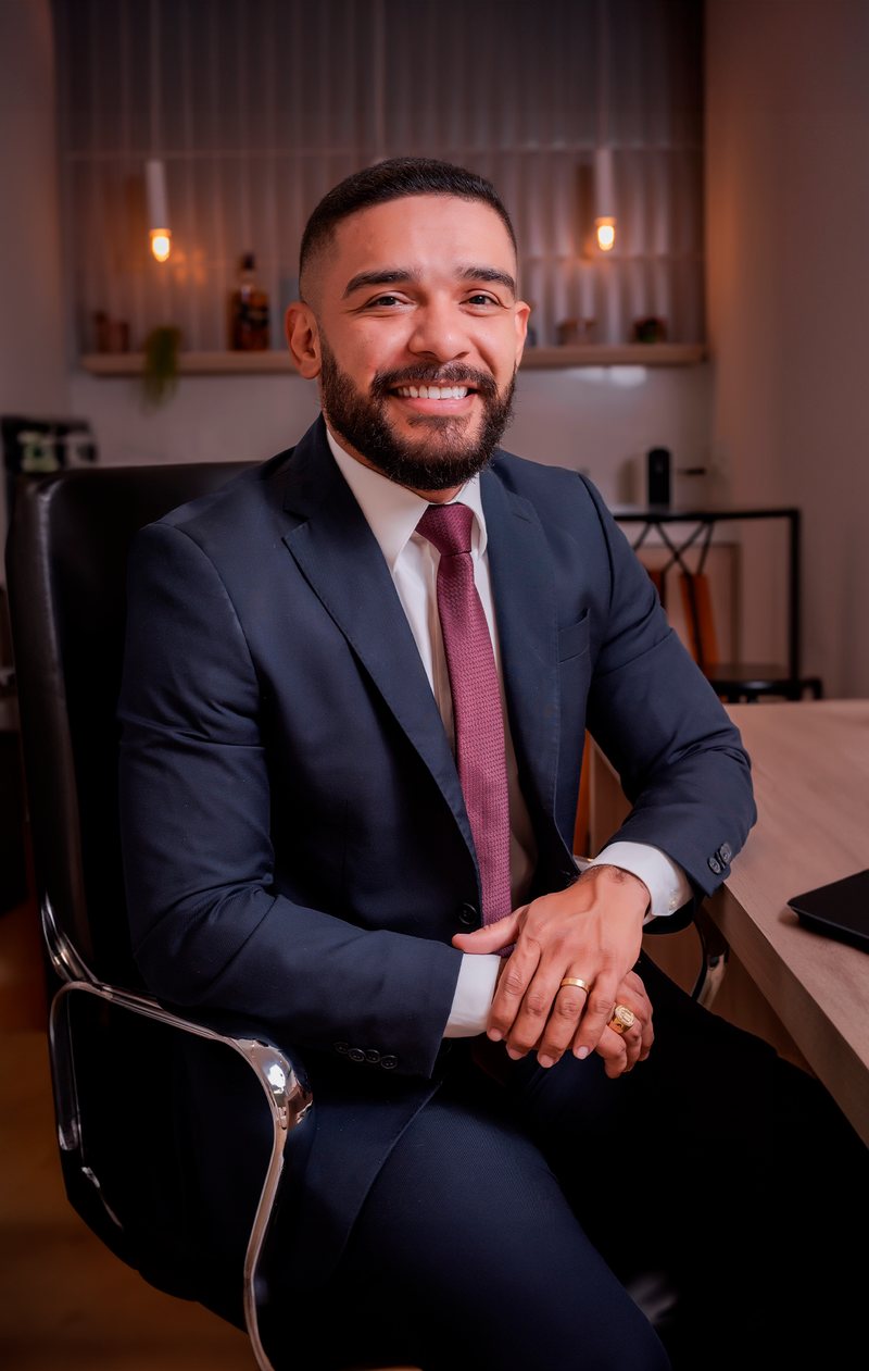 Prof. Fellipe Guerra em seu escritório
